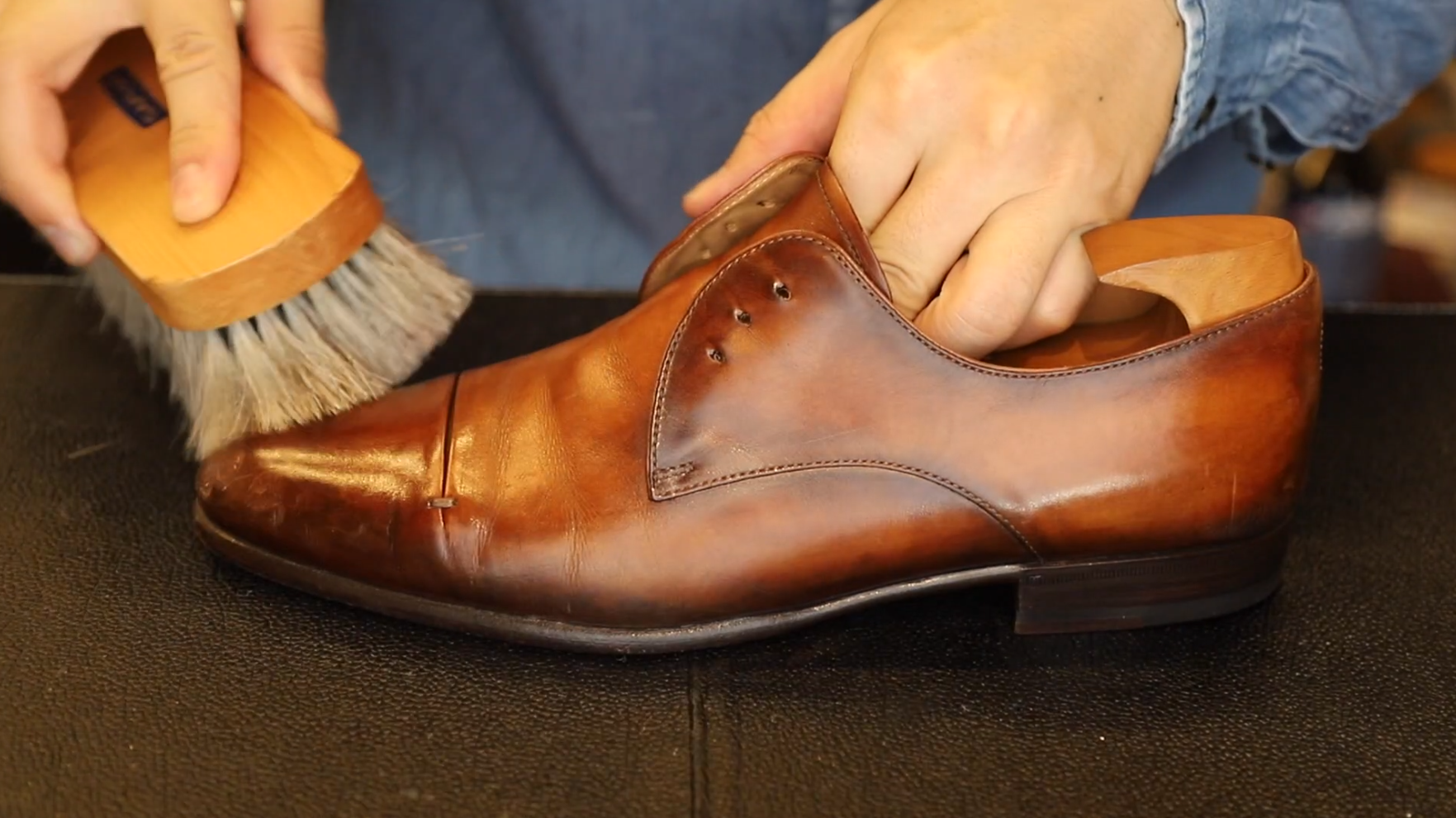 ベルルッティ靴磨き】ブラウン系のグラデーションをハイシャインする